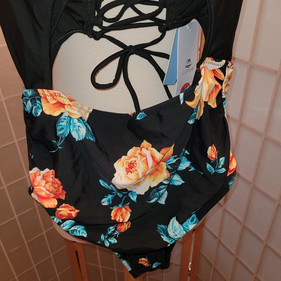 Cute one piece bathing suit - Picture 3 of 4